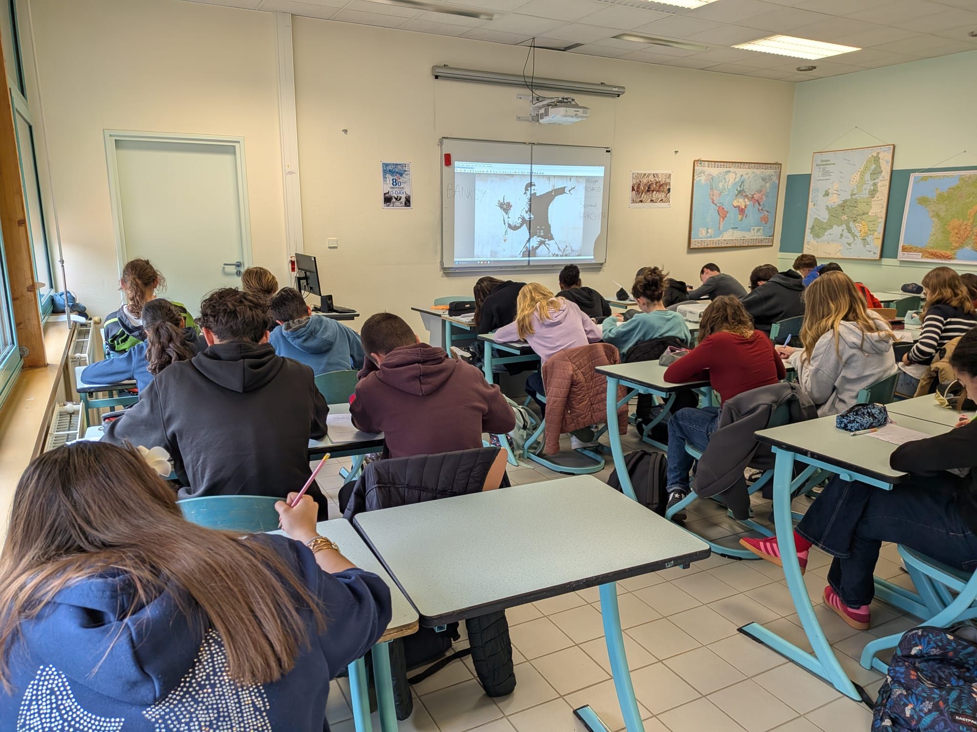 25-03-26- Jeu de rôles : «conférence de presse » à partir d’un graff de Banksy, l’homme au bouquet.